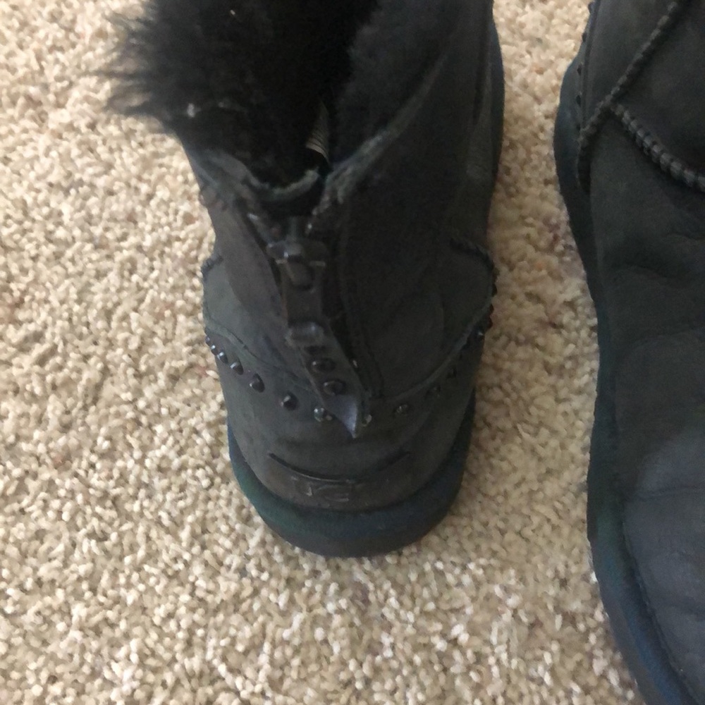 UGGS - Picture 2 of 3